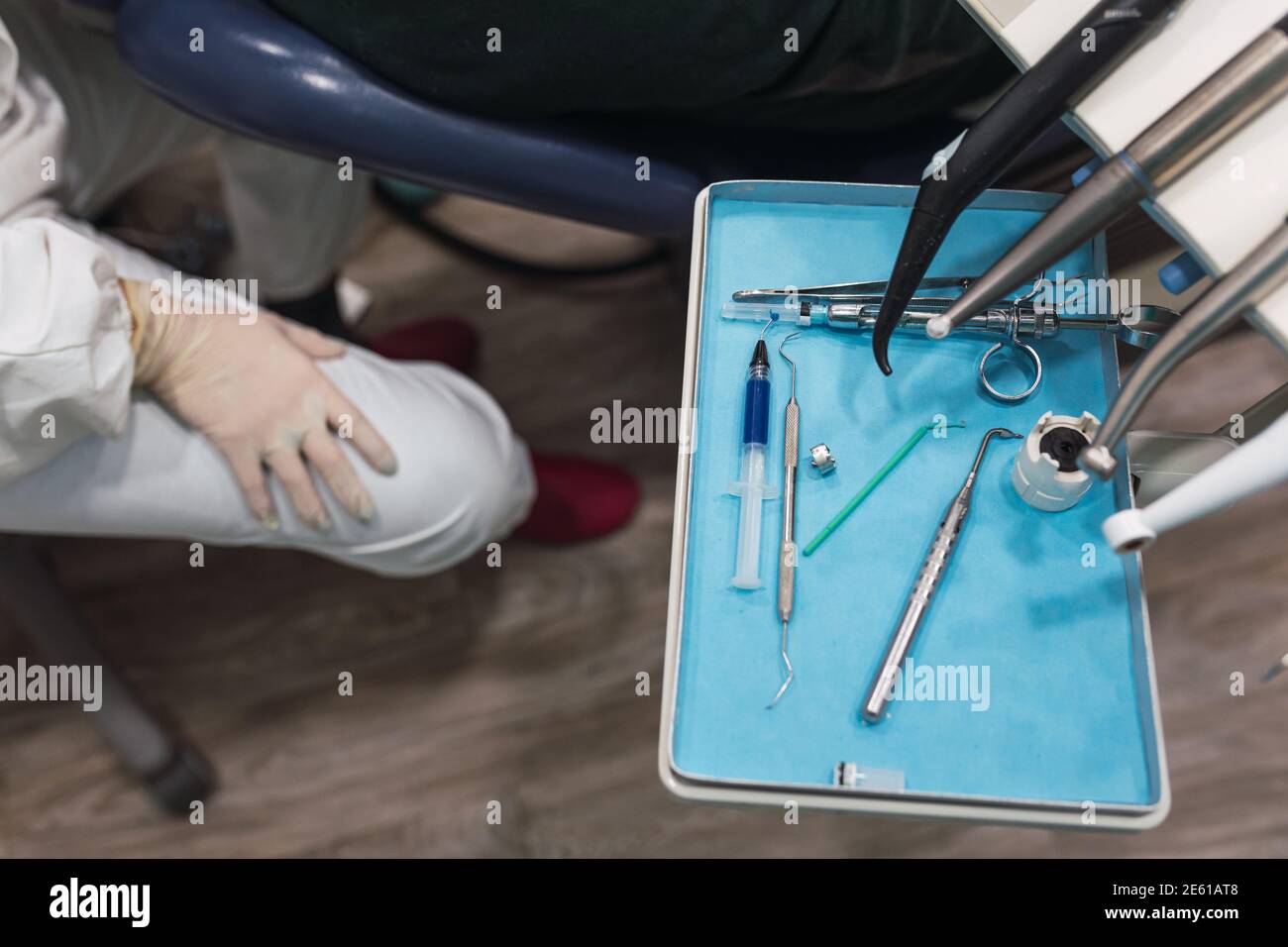 Tavolo da lavoro con attrezzi dentali in un concetto Office.Health e benessere del dentista. Foto Stock