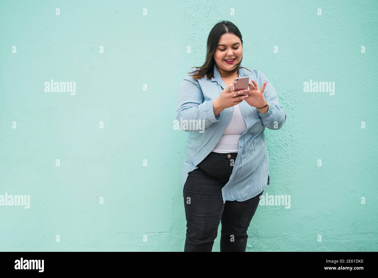 Giovane donna più grande che usa il suo telefono cellulare. Foto Stock