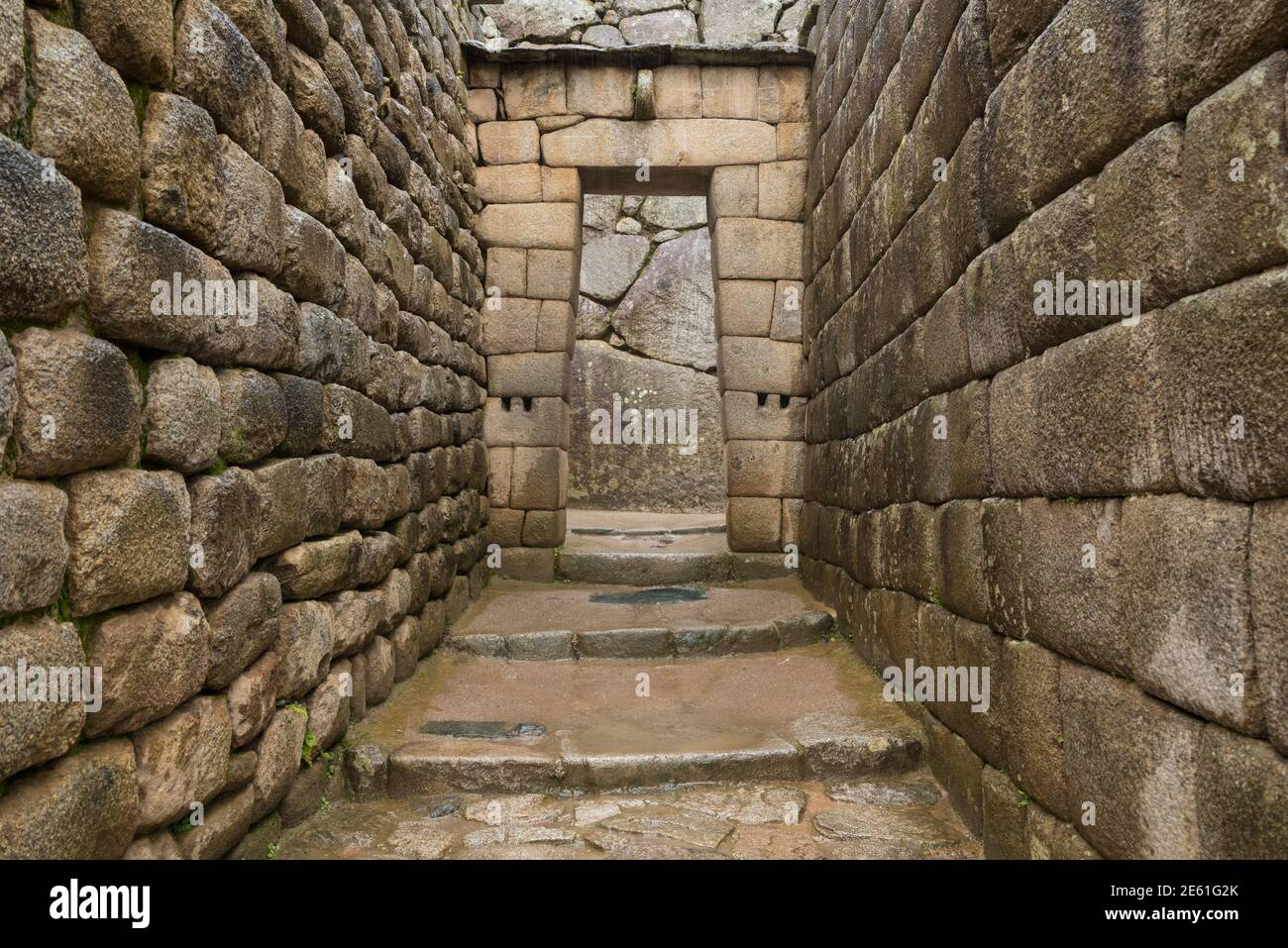 Porta di pietra vicino al Tempio del Sole, Machu Picchu, Perù. Foto Stock