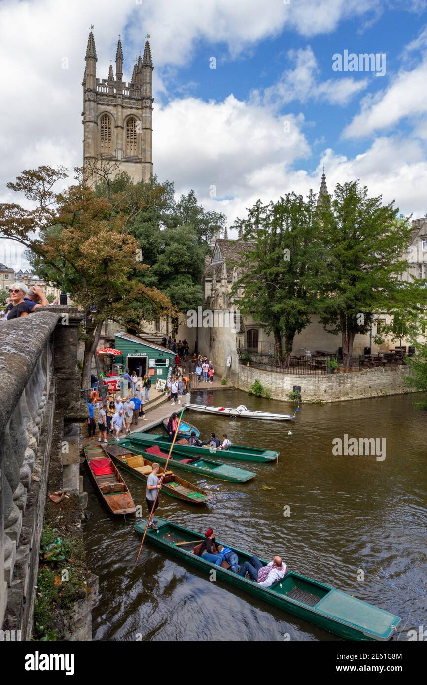 Visite guidate sul fiume Cherwell accanto, Magdalen Chapel, Magdalen College, High Street, Oxford, Oxfordshire, Regno Unito. Foto Stock