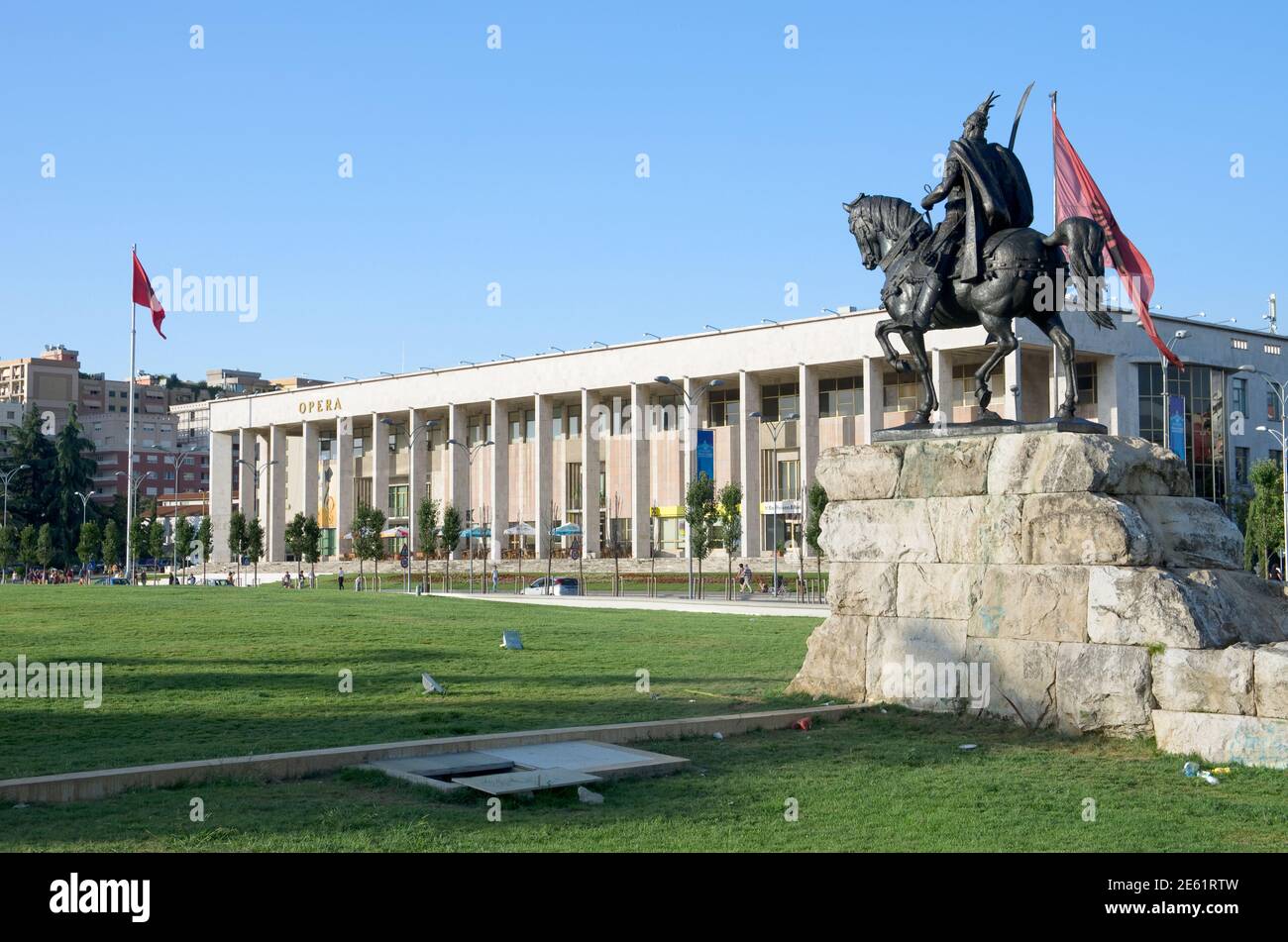Tirana, Albania - 21 luglio 2012: Il Teatro Nazionale dell'Opera e del Balletto e la statua di Skanderbeg (eroe nazionale degli albanesi) nella piazza di Skanderbeg Foto Stock