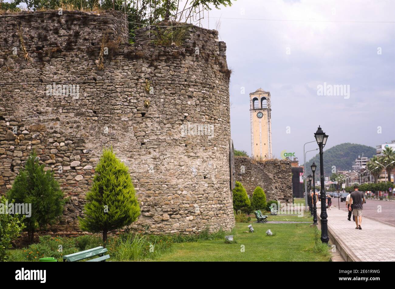 Elbasan, Albania - 24 luglio 2012: Una torre rotonda e le mura difensive del castello costruito dal sultano Ottomano Mehmet II nel 1466 e nel backgro Foto Stock