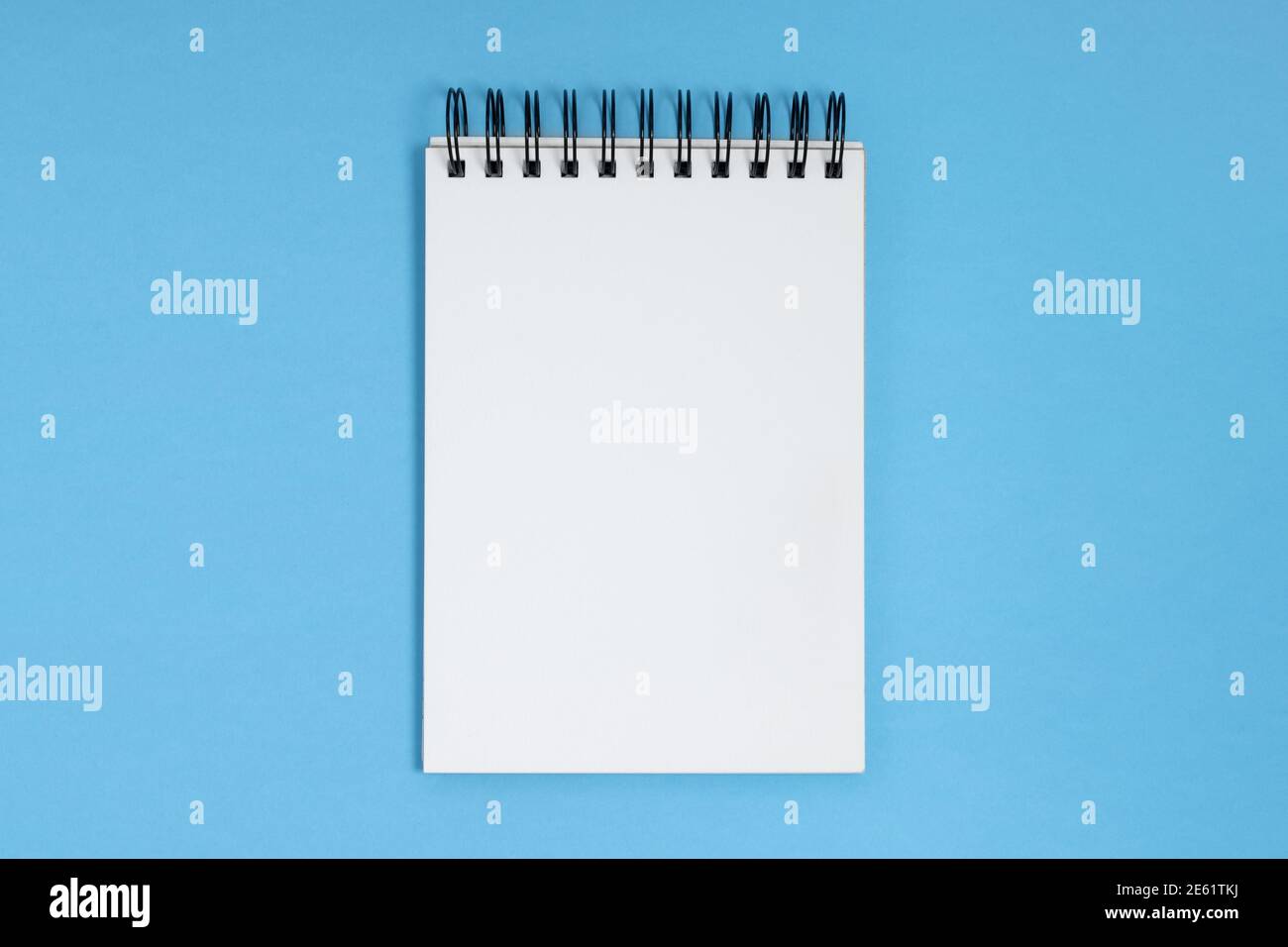 Aprire il blocco note su sfondo blu, vista dall'alto con spazio per la copia Foto Stock