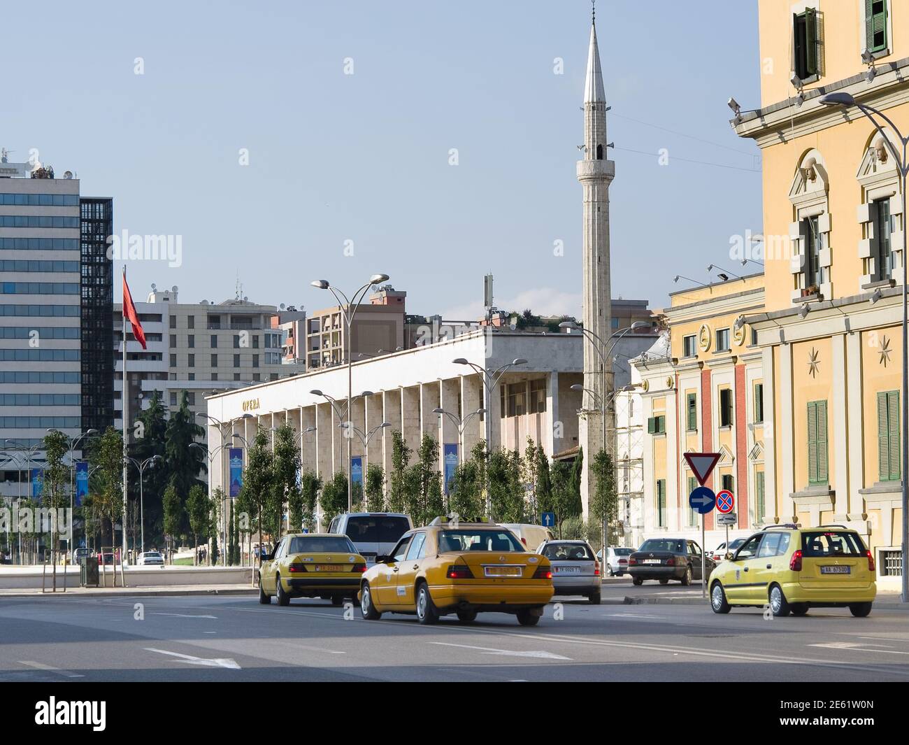 Tirana, Albania - 26 luglio 2012: Auto e taxi gialli nel traffico di piazza Skanderbeg a Tirana; sono visibili sullo sfondo il minareto di Ethem Foto Stock