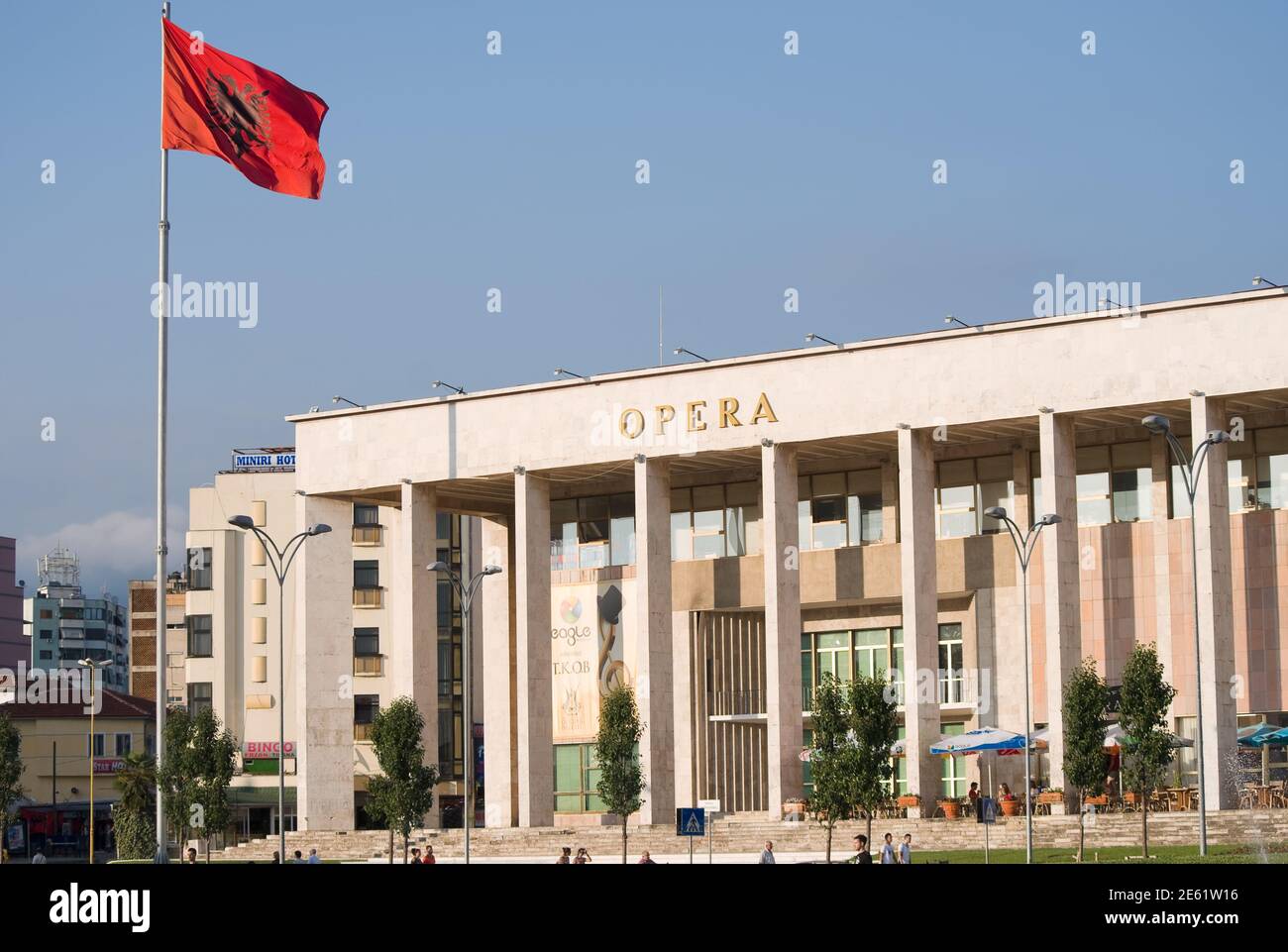 Tirana, Albania - 26 luglio 2012: Il Teatro Nazionale dell'Opera e del Balletto e la Bandiera Rossa con aquila a doppia testa in Piazza Skanderbeg di Tirana; molti Foto Stock