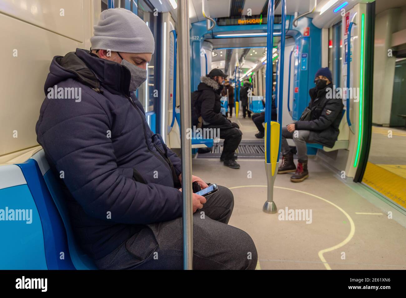 Montreal, CA - 24 gennaio 2021: Passeggero seduto in treno della metropolitana, indossare la maschera facciale per proteggere da Covid-19 Foto Stock