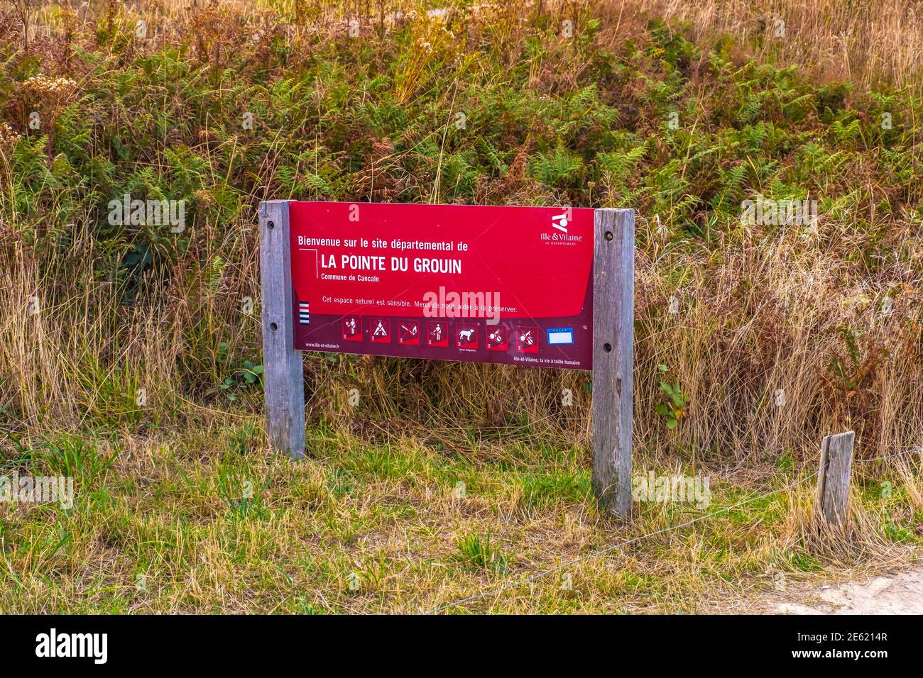 Cancale, Francia - 26 agosto 2019: Il cartello di Pointe du Grouin vicino a Cancale, Ille-et-Vilaine, Bretagna, Francia Foto Stock