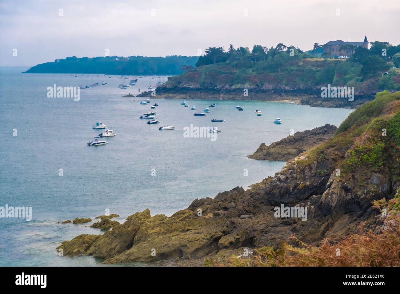 Pointe du Grouin vista panoramica, costa rocciosa vicino a Cancale in Bretagna, Francia Foto Stock