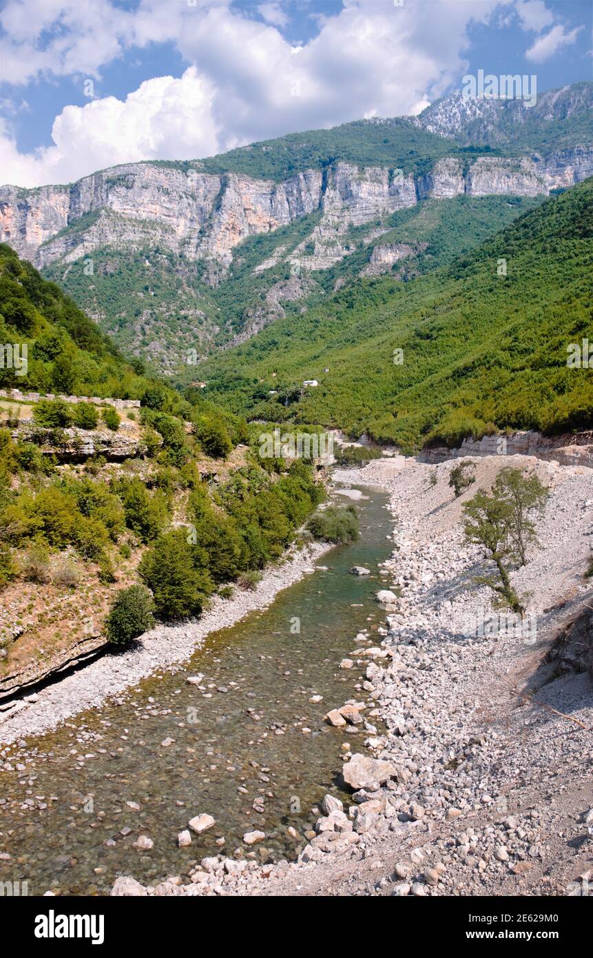 Il fiume Cemit nella valle di Kelmend Foto Stock