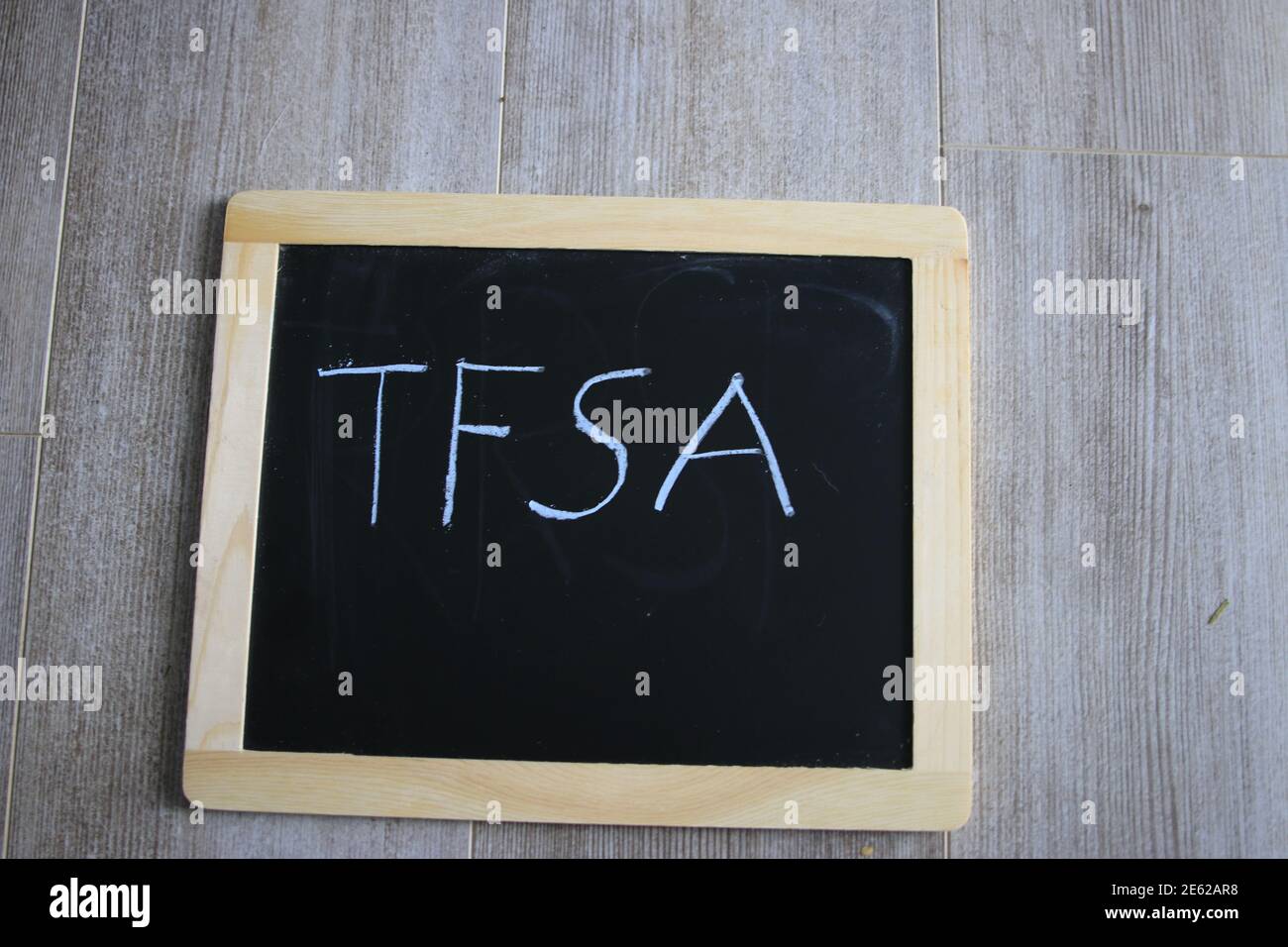 tfsa ha scritto su un bordo di gesso. TFSA è un programma di risparmio canadese Foto Stock