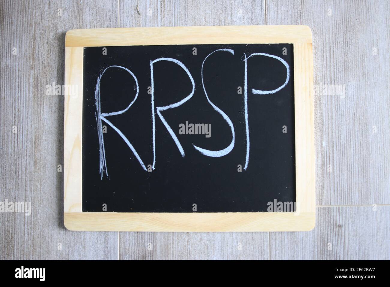 RRSP ha scritto su un bordo di gesso. Gennaio è la stagione RRSP Foto Stock