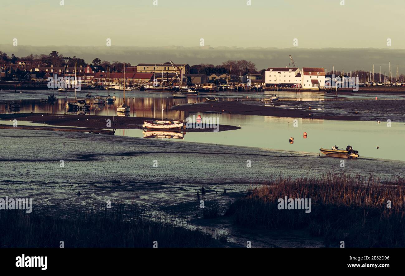 Fotografia della marea a Woodridge, fiume Deben a bassa marea, passeggiate a chiave, soleggiata passeggiata sul fiume marea, luce nel tardo pomeriggio al fiume Foto Stock