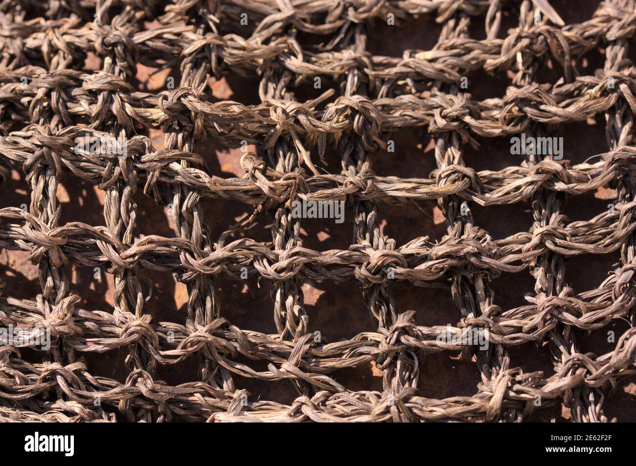 Particolare di un tappeto di esparto intessuto in un modo che lascia spazi quadrati tra le fibre Foto Stock
