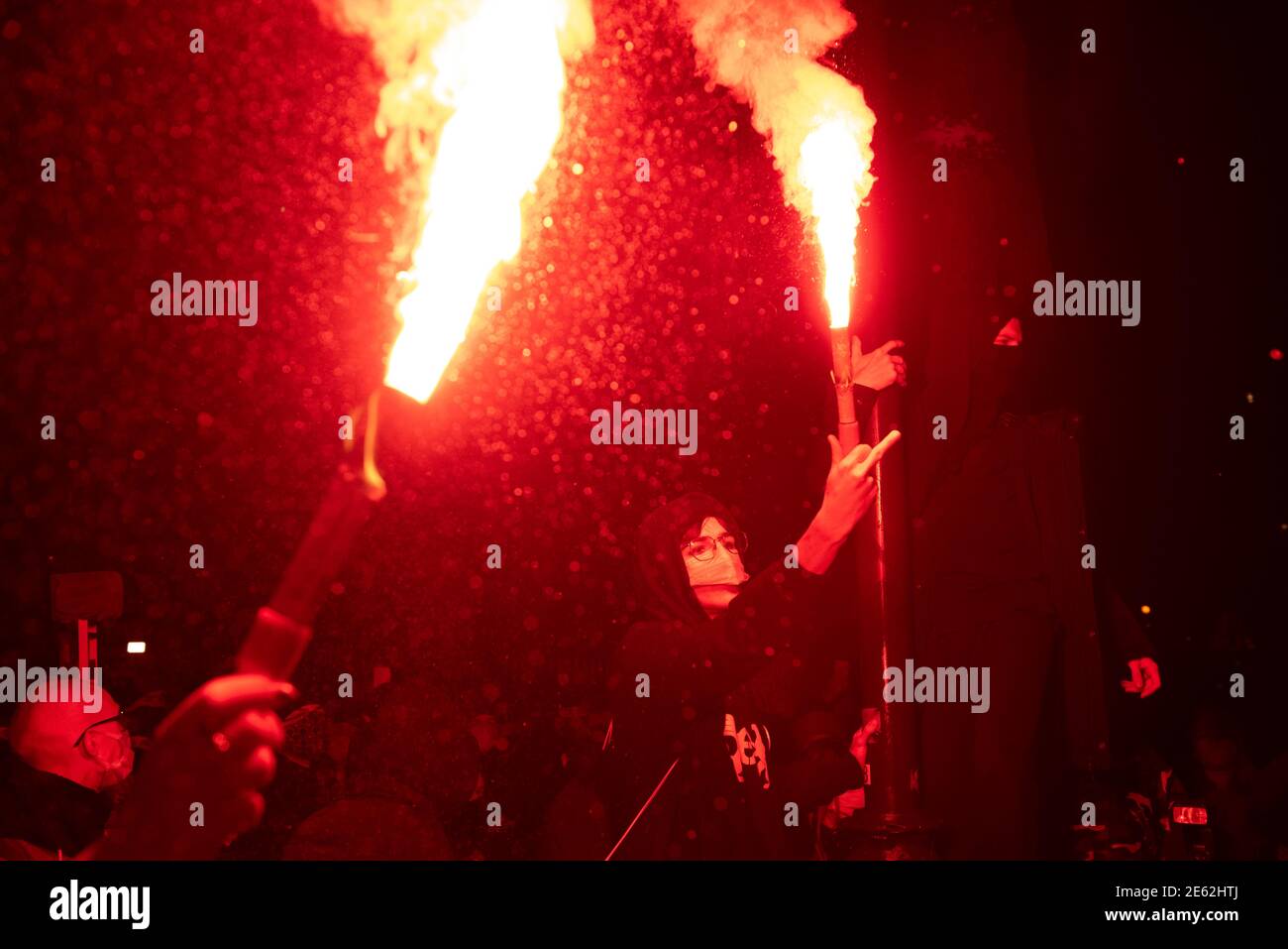 Varsavia, Varsavia, Polonia. 28 Gennaio 2021. Gli attivisti pro aborto scatenano riacutizzazioni e mostrano un dito medio durante una protesta contro l'inasprimento della legge sull'aborto il 28 gennaio 2021 a Varsavia, Polonia. Centinaia di persone sono scese in piazza dopo che il tribunale costituzionale ha pubblicato la sentenza che rende illegale l'aborto in caso di grave malformazione del feto. Credit: Aleksander Kalka/ZUMA Wire/Alamy Live News Foto Stock