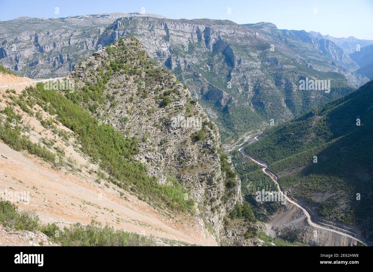 Vista alta del Canyon di Cemi dal Passo di Lagjja e Re, Valle di Kelmend - Albania Foto Stock