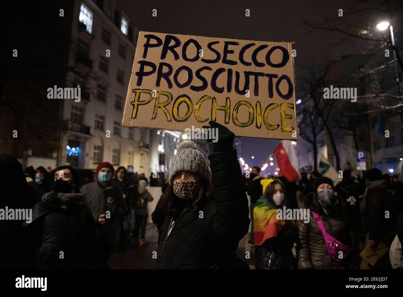 Varsavia, Varsavia, Polonia. 28 Gennaio 2021. Un attivista pro-scelta fa un segno durante una protesta contro l'inasprimento della legge sull'aborto il 28 gennaio 2021 a Varsavia, Polonia. Centinaia di persone sono scese in piazza dopo che il tribunale costituzionale ha pubblicato la sentenza che rende illegale l'aborto in caso di grave malformazione del feto. Credit: Aleksander Kalka/ZUMA Wire/Alamy Live News Foto Stock
