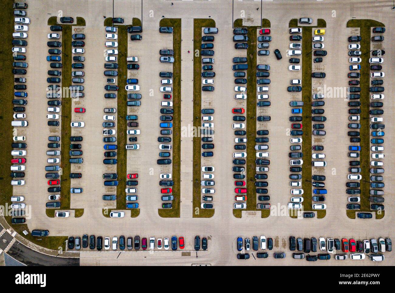 Grafisches Luftbild eines Großen, vollen Parkplatzes. Vista aerea di un grande parco affollato. Foto Stock