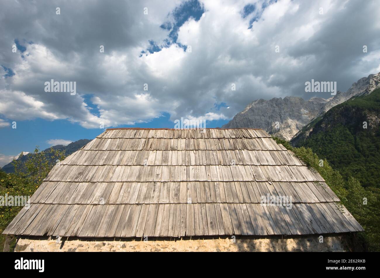 Paesaggio torbido su un vecchio tetto di legno di frange in Valbona Valley, Albania Foto Stock