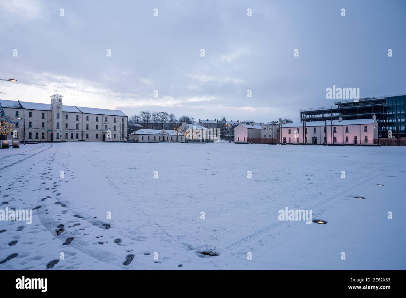 Derry, Norther Irlanda - 22 gennaio 2021: Ebrington Square con la neve in inverno Foto Stock
