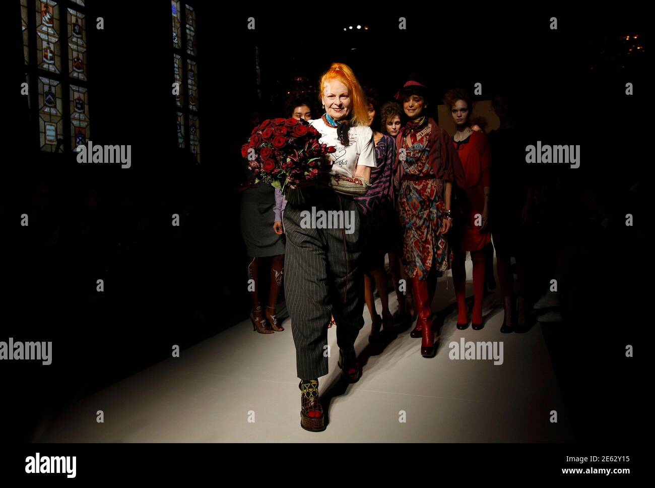Designer Vivienne Westwood walks on the catwalk with her models after the presentation of her Vivienne Westwood Red Label 2012 Autumn/Winter collection during London Fashion Week February 19, 2012. REUTERS/Suzanne Plunkett (BRITAIN - Tags: FASHION) Foto Stock