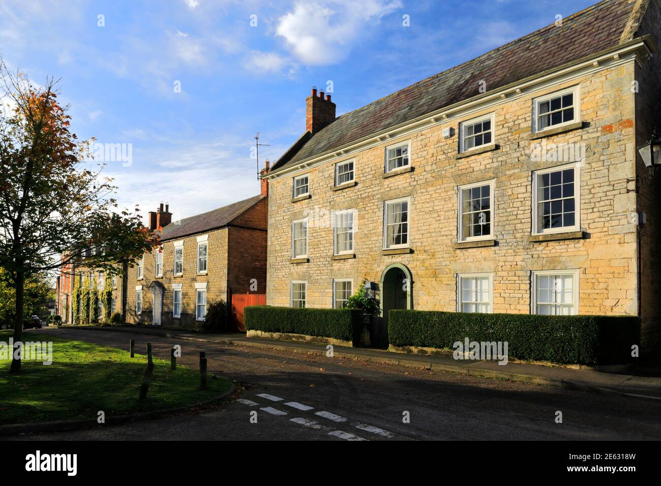 Edifici in stile georgiano intorno Folkingham verde villaggio; Lincolnshire; l'Inghilterra, Regno Unito Foto Stock