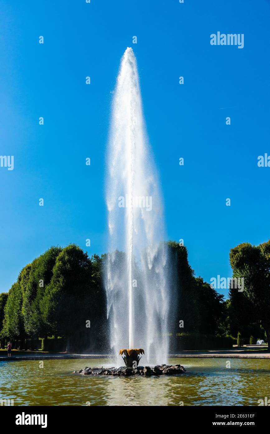 Fontana con getto d'acqua nei famosi giardini barocchi di Herrenhausen Hannover Germeny Foto Stock