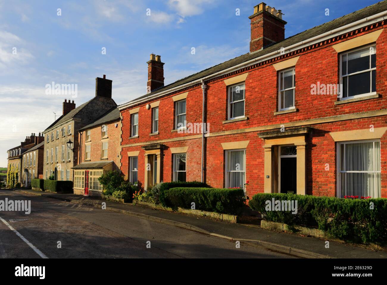 Edifici in stile georgiano intorno Folkingham verde villaggio; Lincolnshire; l'Inghilterra, Regno Unito Foto Stock