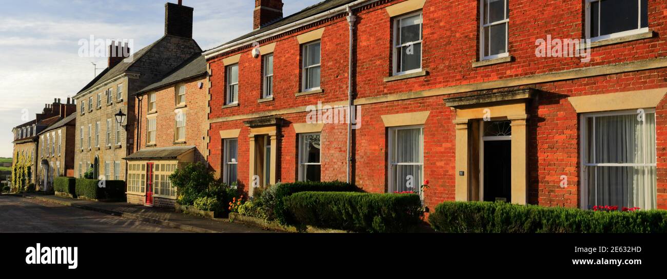 Edifici in stile georgiano intorno Folkingham verde villaggio; Lincolnshire; l'Inghilterra, Regno Unito Foto Stock