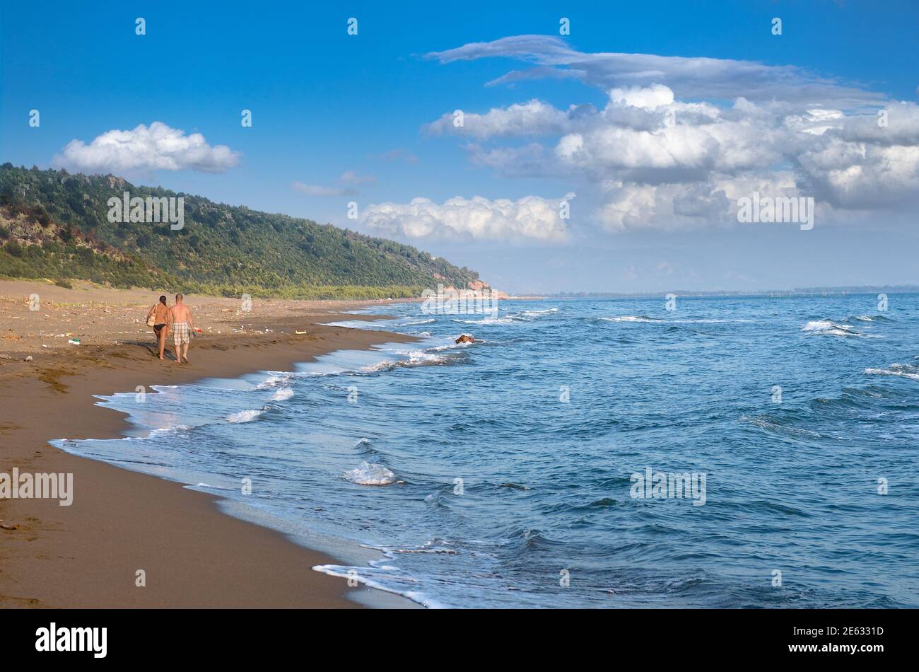 Una giovane coppia a piedi lungo la spiaggia deserta di 'Rana e Hedhun' a Shengjin, Albania settentrionale Foto Stock