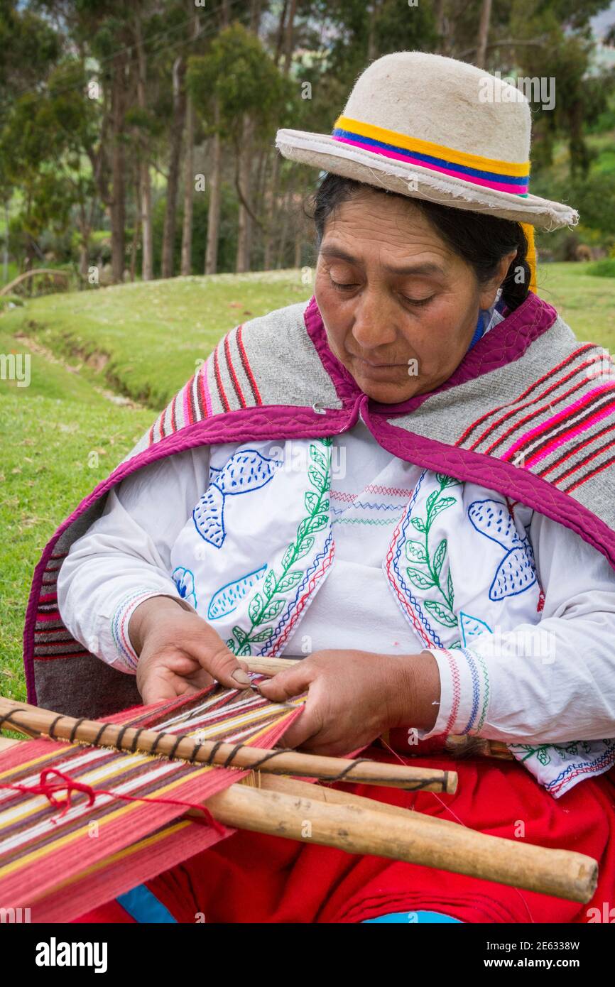 Il quechua donna tessitura stoffa nel villaggio Misminay, Valle Sacra, Perù. Foto Stock