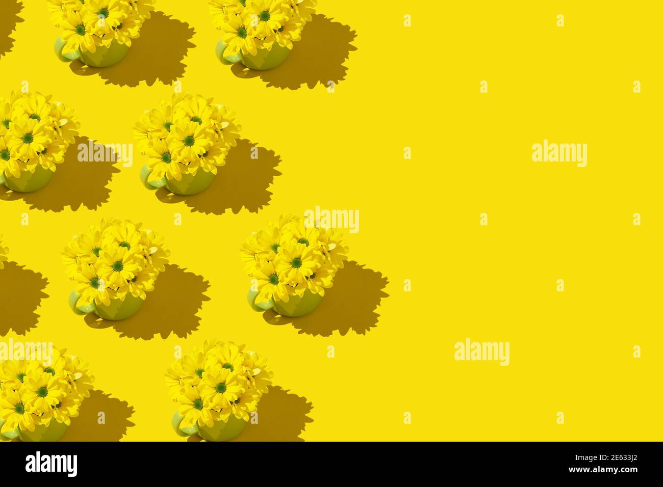 Motivo di fiori gialli sullo sfondo giallo con il testo luogo Foto Stock