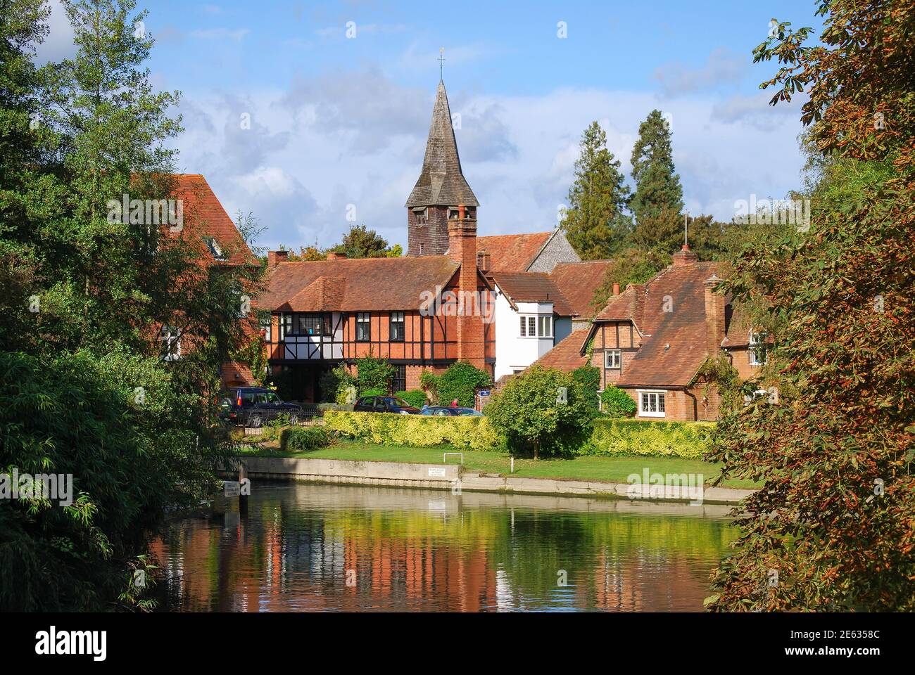Vista villaggio sul fiume Tamigi, Whitchurch-on-Thames, Oxfordshire, England, Regno Unito Foto Stock