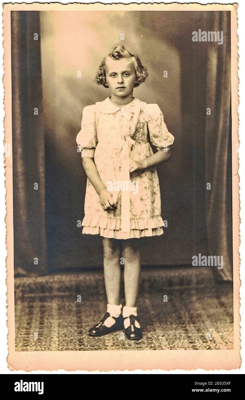 GERMANIA - CIRCA 1940s: Foto retrò mostra la ragazza e la sua prima comunione. Fotografia vintage in bianco e nero. Studio ritratto.1940s Foto Stock