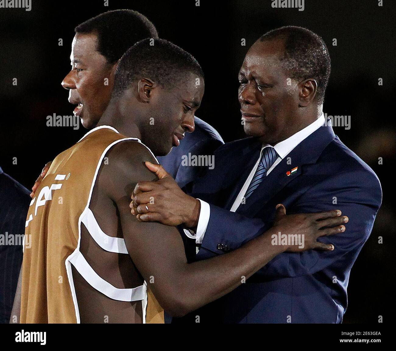 Il presidente della Costa d'Avorio Alassane Ouattara (R) console il suo calciatore nazionale Yaya Toure dopo aver perso in Zambia nelle finali dei tornei della Coppa delle Nazioni africana del 2012 allo Stade De l'Amitie Stadium di Libreville, capitale del Gabon, il 12 febbraio 2012. REUTERS/THOMAS MUKOYA (GABON - TAGS: SPORT CALCIO POLITICA TPX IMMAGINI DEL GIORNO) Foto Stock