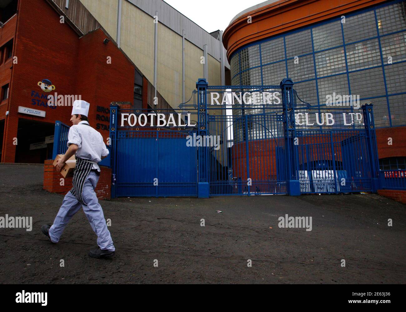 Uno chef passa accanto alle porte d'ingresso del Rangers' soccer club Ibrox  Stadium a Glasgow, Scozia, 19 dicembre 2012. Rangers Football Club, che ha  raccolto 22 milioni di sterline (36 milioni di
