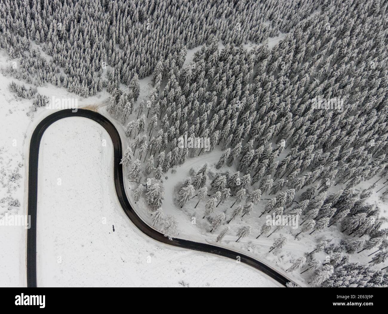 Vista aerea del paesaggio invernale innevato di Winterberg con strade tortuose e sentieri in Sauerland nel Nord Reno-Westfalia, Germania, Sauerland, Europa, A. Foto Stock