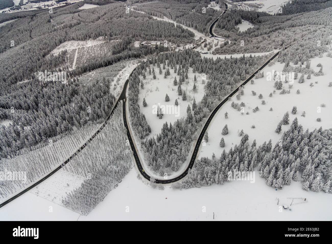 Vista aerea del paesaggio invernale innevato di Winterberg con strade tortuose e sentieri in Sauerland nel Nord Reno-Westfalia, Germania, Sauerland, Europa, A. Foto Stock