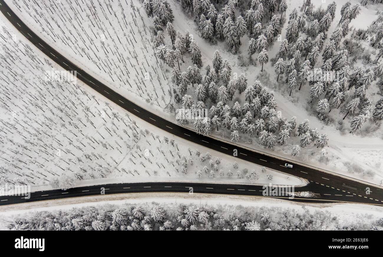 Vista aerea del paesaggio invernale innevato di Winterberg con strade tortuose e sentieri con una forcella a V a Sauerland nel Nord Reno-Westfalia, Ger Foto Stock