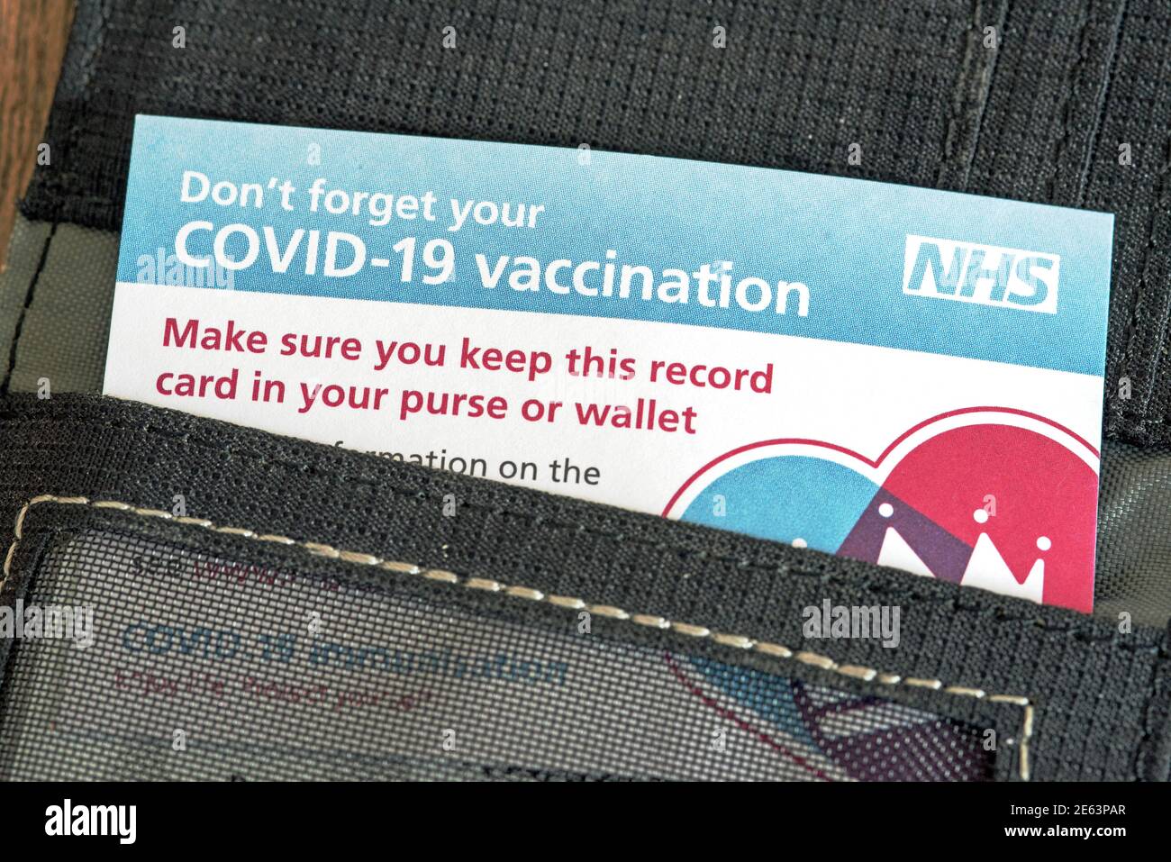 Covid-19 vaccinazioni o Vaccine Card in portafoglio Foto Stock