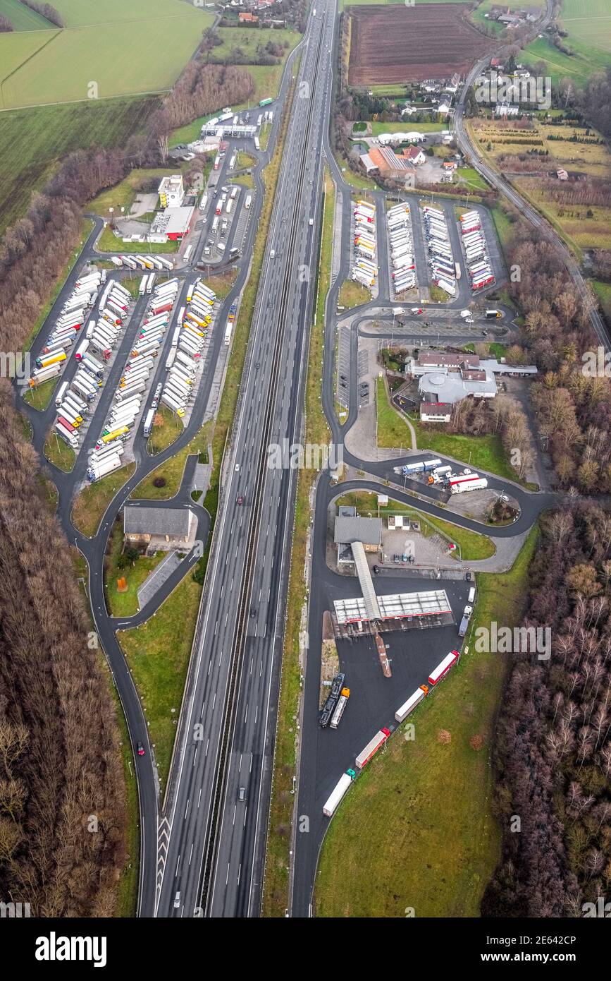 Foto aerea zona di servizio autostrada Rhynern-Nord e Rhynern-Süd presso la superstrada A2, parcheggi camion, Hamm, zona Ruhr, Nord Reno-Westfalia, Germania Foto Stock