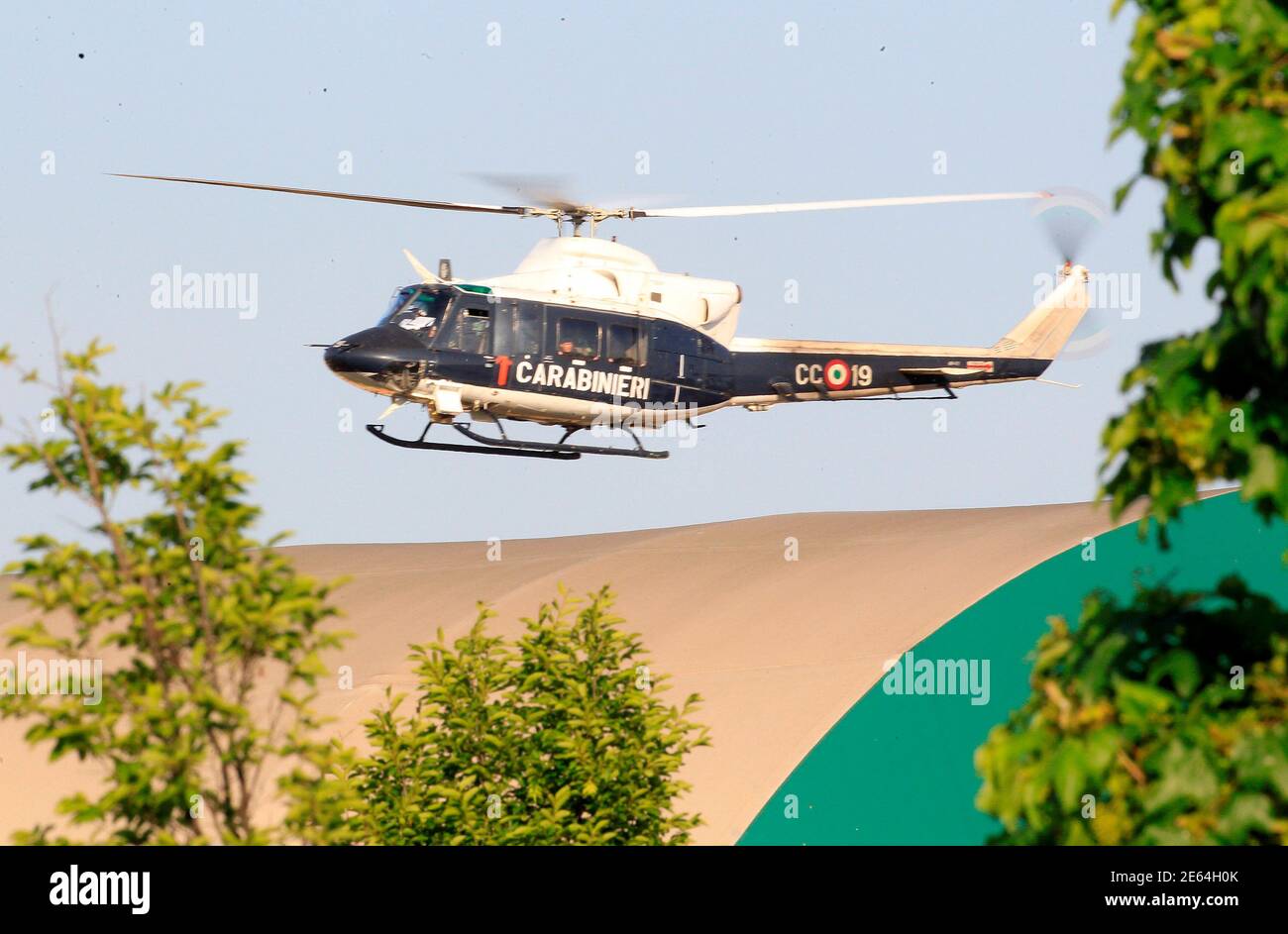 Un elicottero italiano Carabinieri che trasporta forze speciali sorvola l'ufficio di Equitalia nella città nord italiana di Bergamo 3 maggio 2012. Un uomo armato di fucile ha preso in ostaggio 15 persone in un ufficio di riscossione delle tasse vicino alla città italiana del nord di Bergamo giovedì prima di liberare tutti tranne uno di loro, ha detto la polizia. L'incidente si è verificato presso l'ufficio locale di Equitalia, che raccoglie ammende e imposte. REUTERS/Alessandro Garofalo (ITALIA - Tags: DISORDINI CIVILI LEGGE SUL CRIMINE) Foto Stock