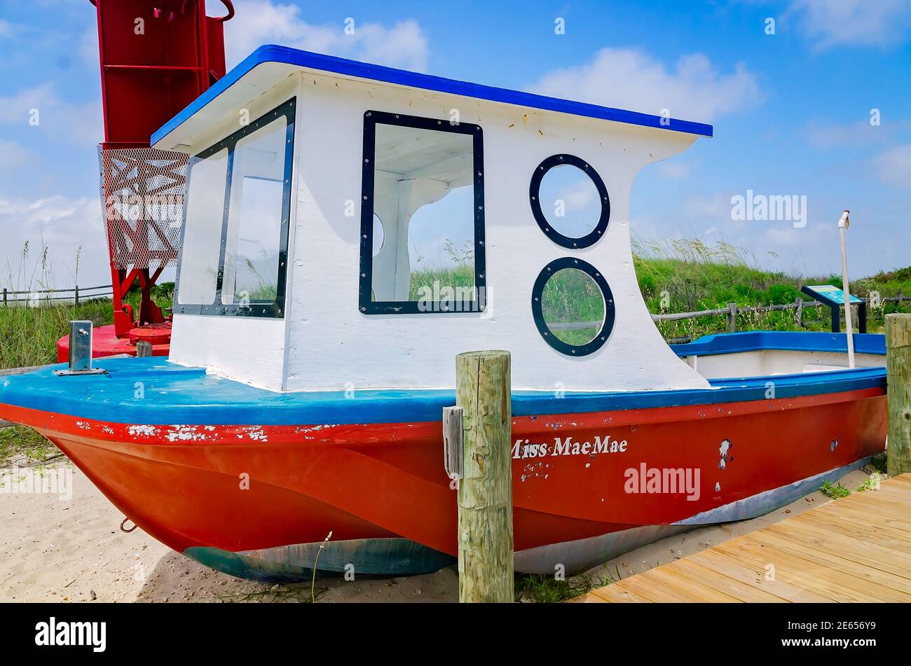 Una barca in legno in miniatura, Miss Mae Mae, offre un gioco interattivo per i bambini al Dauphin Island Sea Lab e all'Estuarium a Dauphin Island, Alabama. Foto Stock