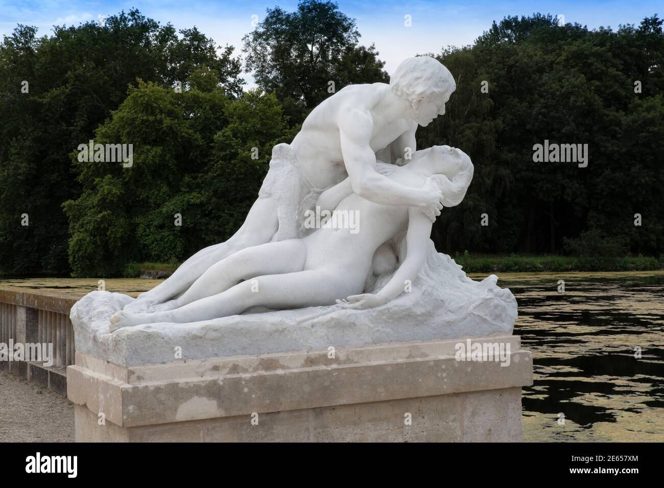 Scultura molto antica di una coppia abbracciante in marmo bianco Foto Stock