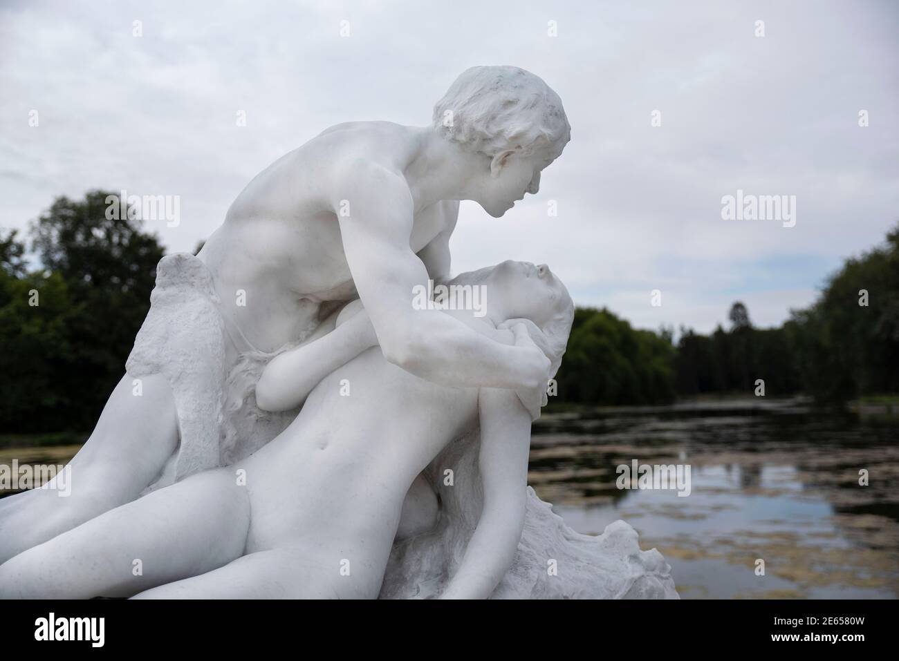 Scultura molto antica di una coppia abbracciante in marmo bianco Foto Stock