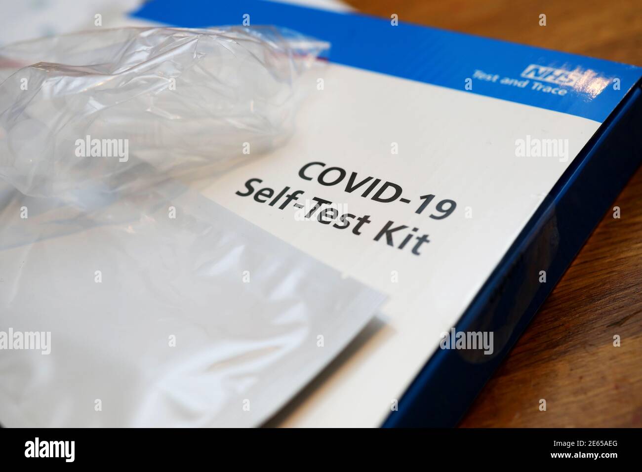 Un insegnante che tiene un kit di autotest COVID-19 nella sua casa a Sussex, Regno Unito. Foto Stock