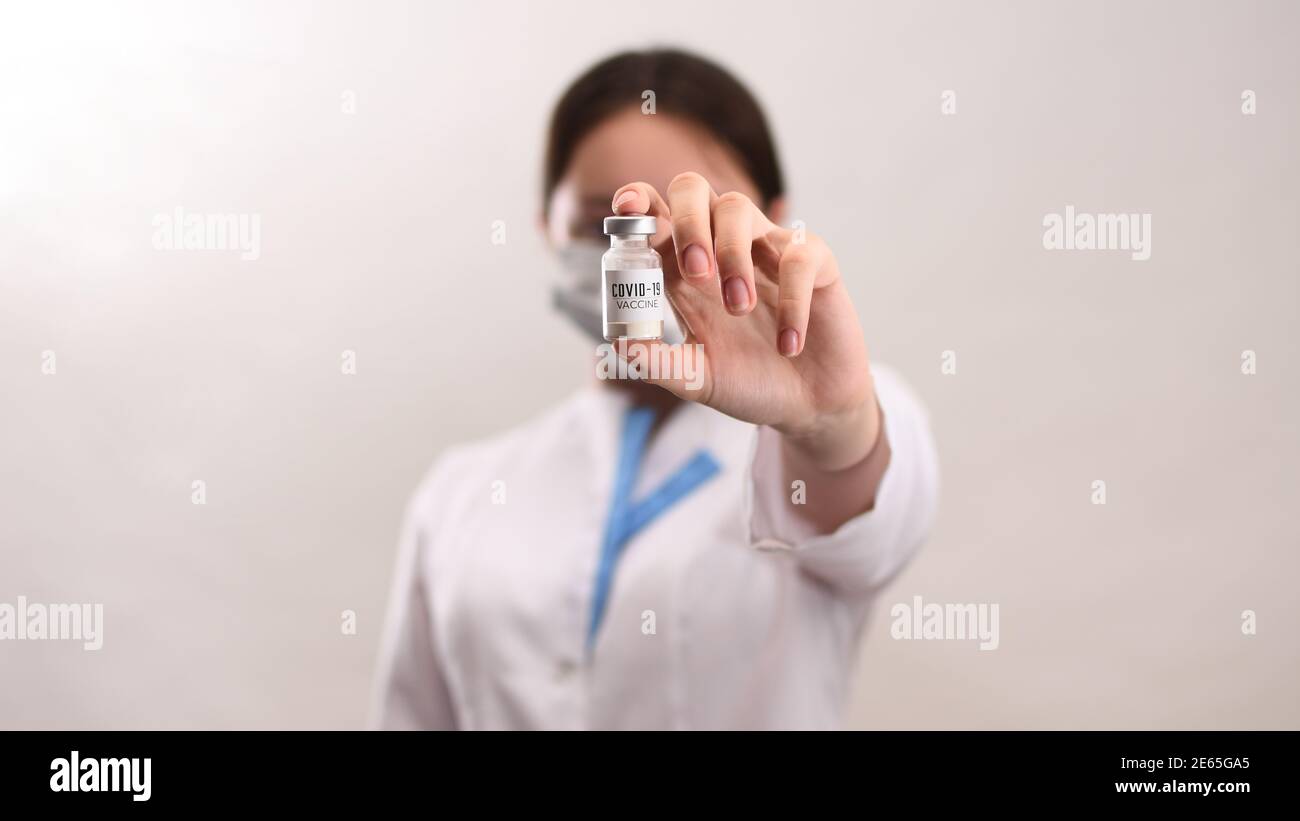 Il vaccino del coronavirus è nelle mani di un operatore sanitario femminile. Sviluppo del vaccino Covid-19. Foto Stock