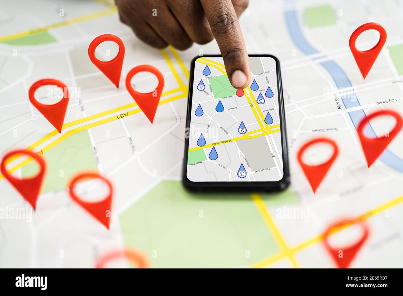 Ricerca segnaposto localizzatore mappa città locale Foto Stock