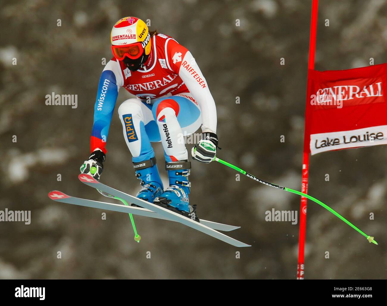 Lo sciatore svizzero Nadja Kamer prende il volo durante gli allenamenti di sci alpino per la Coppa del mondo delle Donne Downhill sul lago Louise, Alberta, 27 novembre 2012. REUTERS/Mike Blake (CANADA - Tags: SCI SPORTIVO) Foto Stock