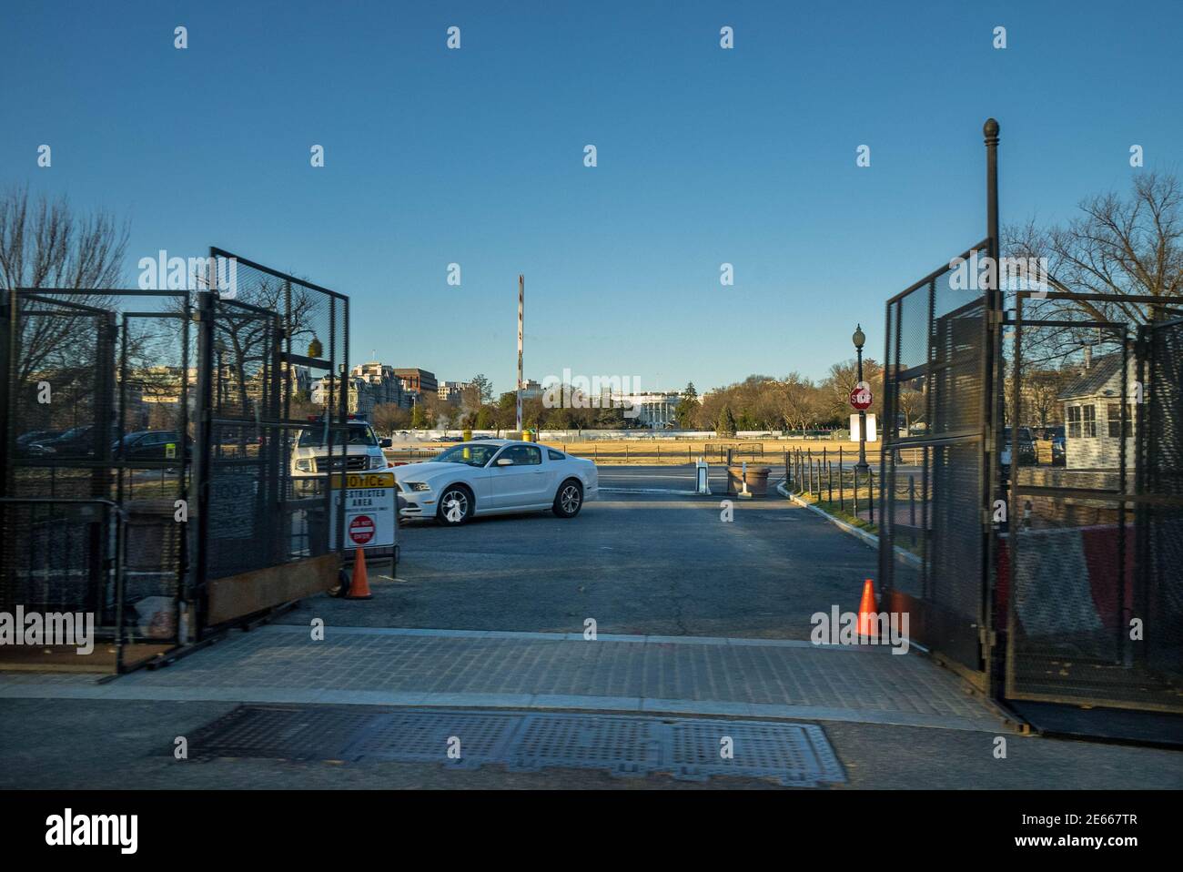 Washington, Stati Uniti. 28 Gennaio 2021. La Casa Bianca è vista sullo sfondo all'entrata del parcheggio Ellipse a Washington, DC giovedì 28 gennaio 2021. Il presidente Biden ha chiesto al direttore dell'intelligence nazionale di elaborare una valutazione globale delle minacce sull'estremismo violento domestico nel paese, poiché la nuova amministrazione cerca di affrontare quella che definisce una "minaccia grave e crescente per la sicurezza nazionale". Foto di Ken Cedeno/UPI Credit: UPI/Alamy Live News Foto Stock