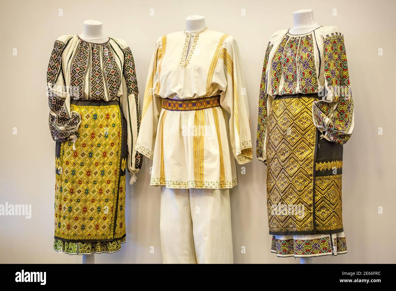 Costumi tradizionali rumeni nel Museo del Costume tradizionale rumeno di Bucarest, Romania. Foto Stock